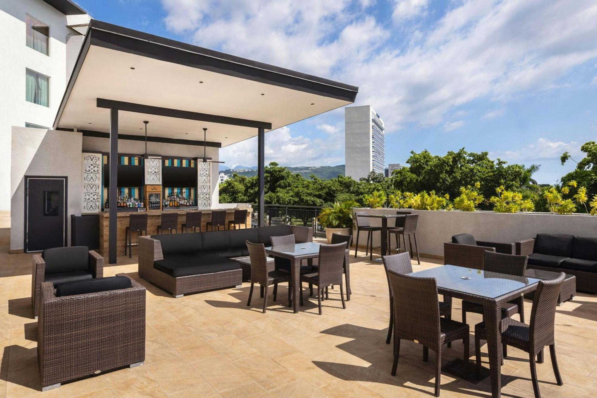 Hotel Courtyard By Marriott Kingston, Jamaica Exterior foto