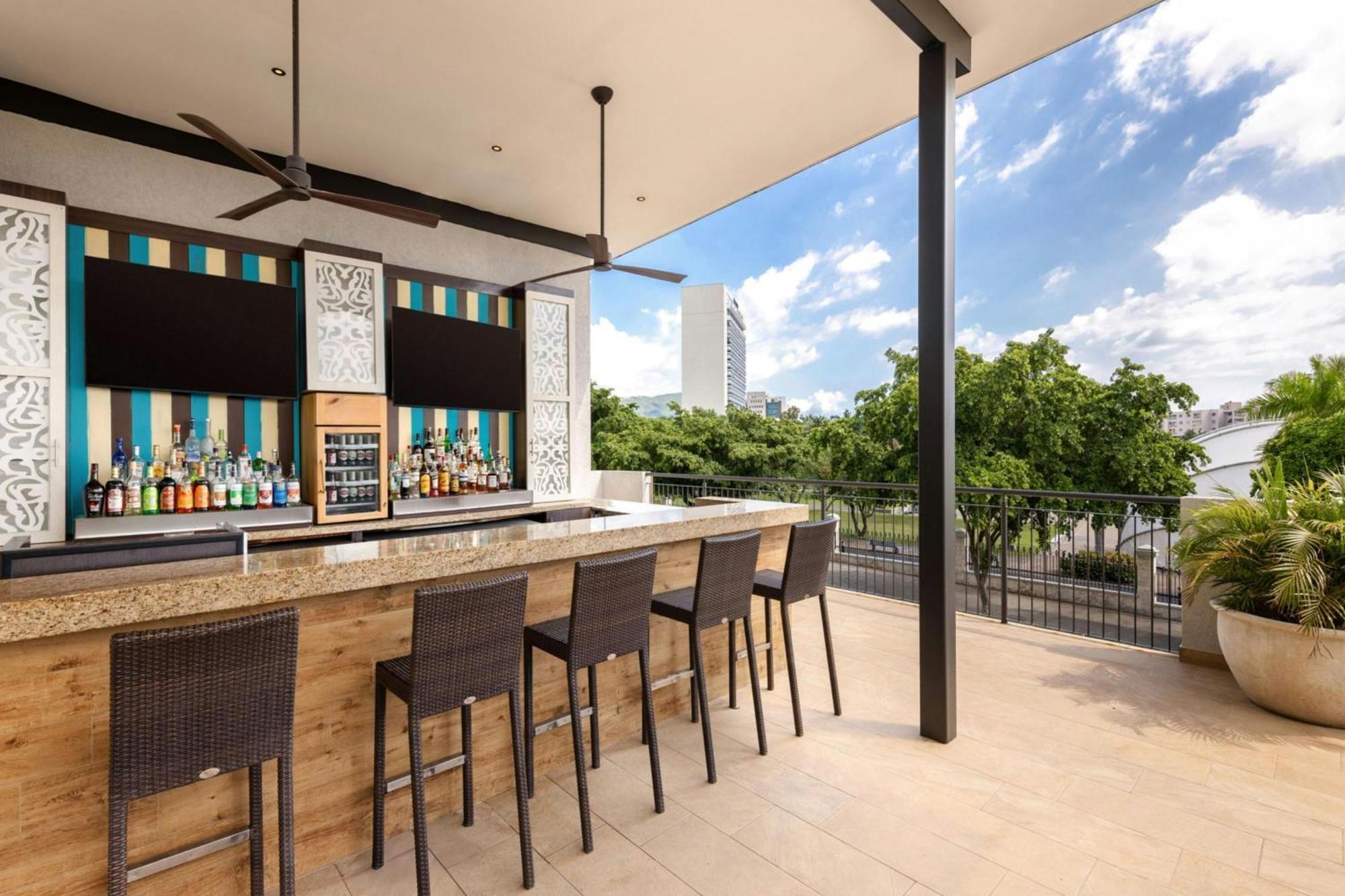 Hotel Courtyard By Marriott Kingston, Jamaica Exterior foto